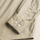 Camicia in Gabardina di Cotone Tinta in Capo dettaglio manica - Elmwood Brown