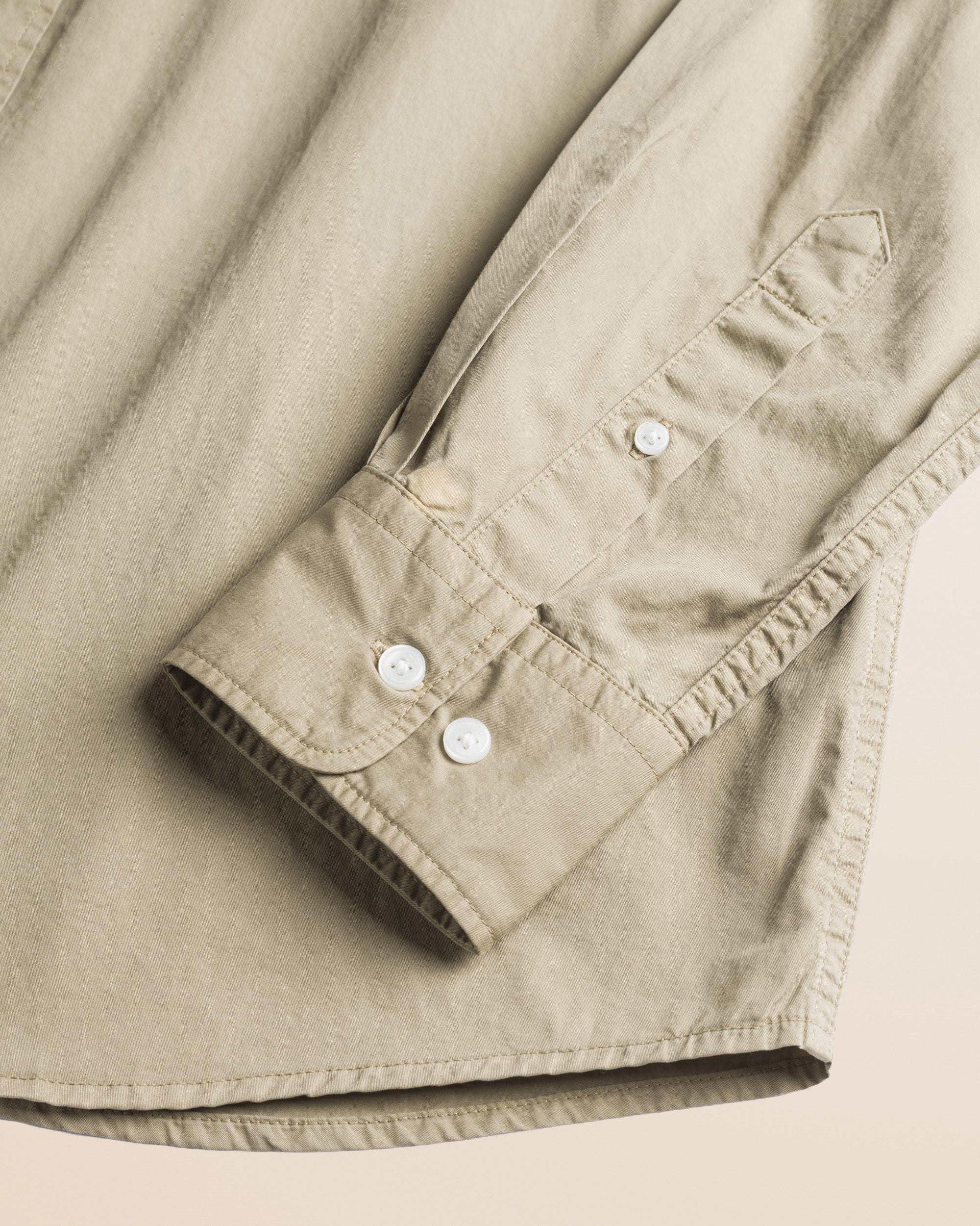 Camicia in Gabardina di Cotone Tinta in Capo dettaglio manica - Elmwood Brown