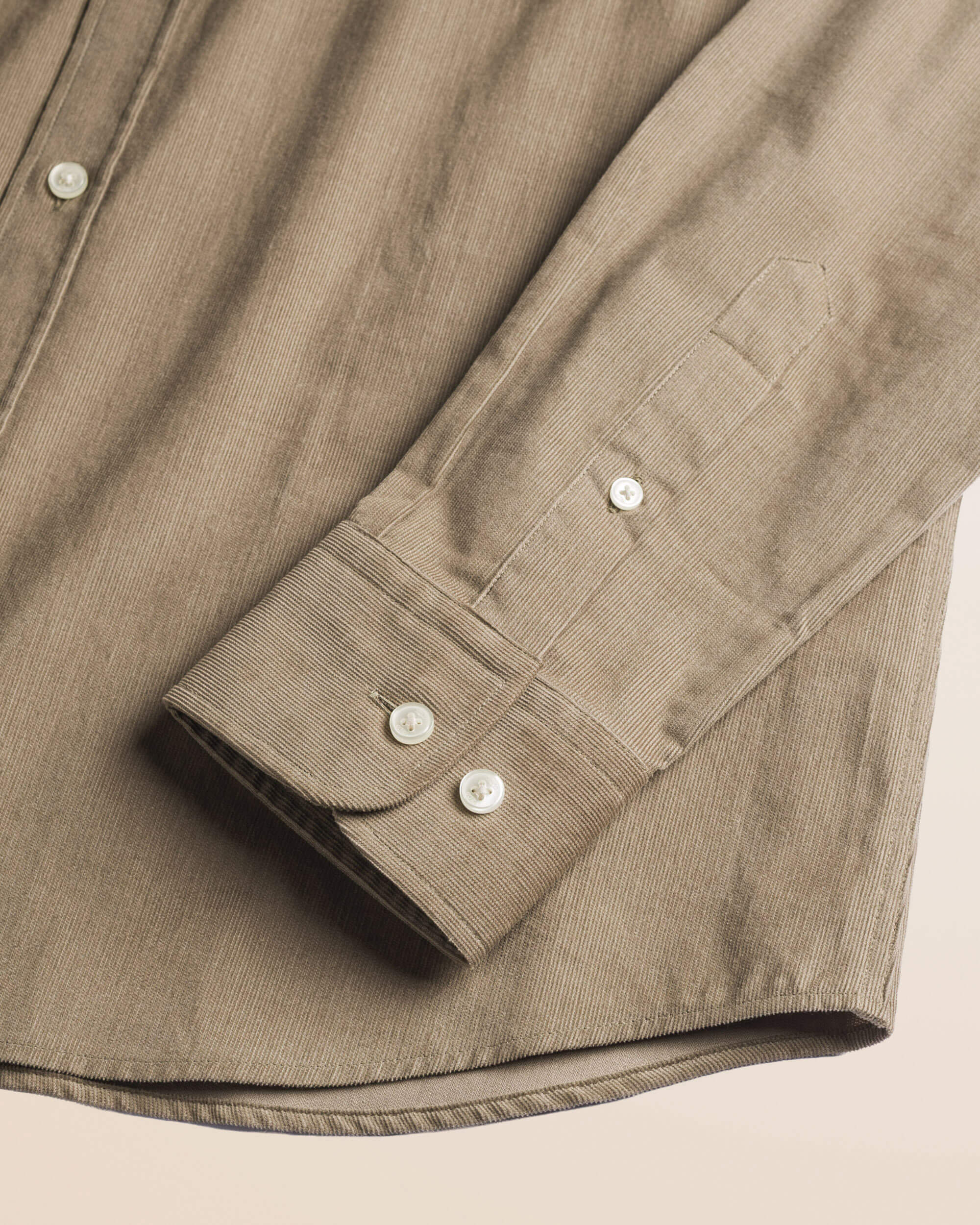 Camicia in Velluto a Coste Button-Down dettaglio manica - Taupe