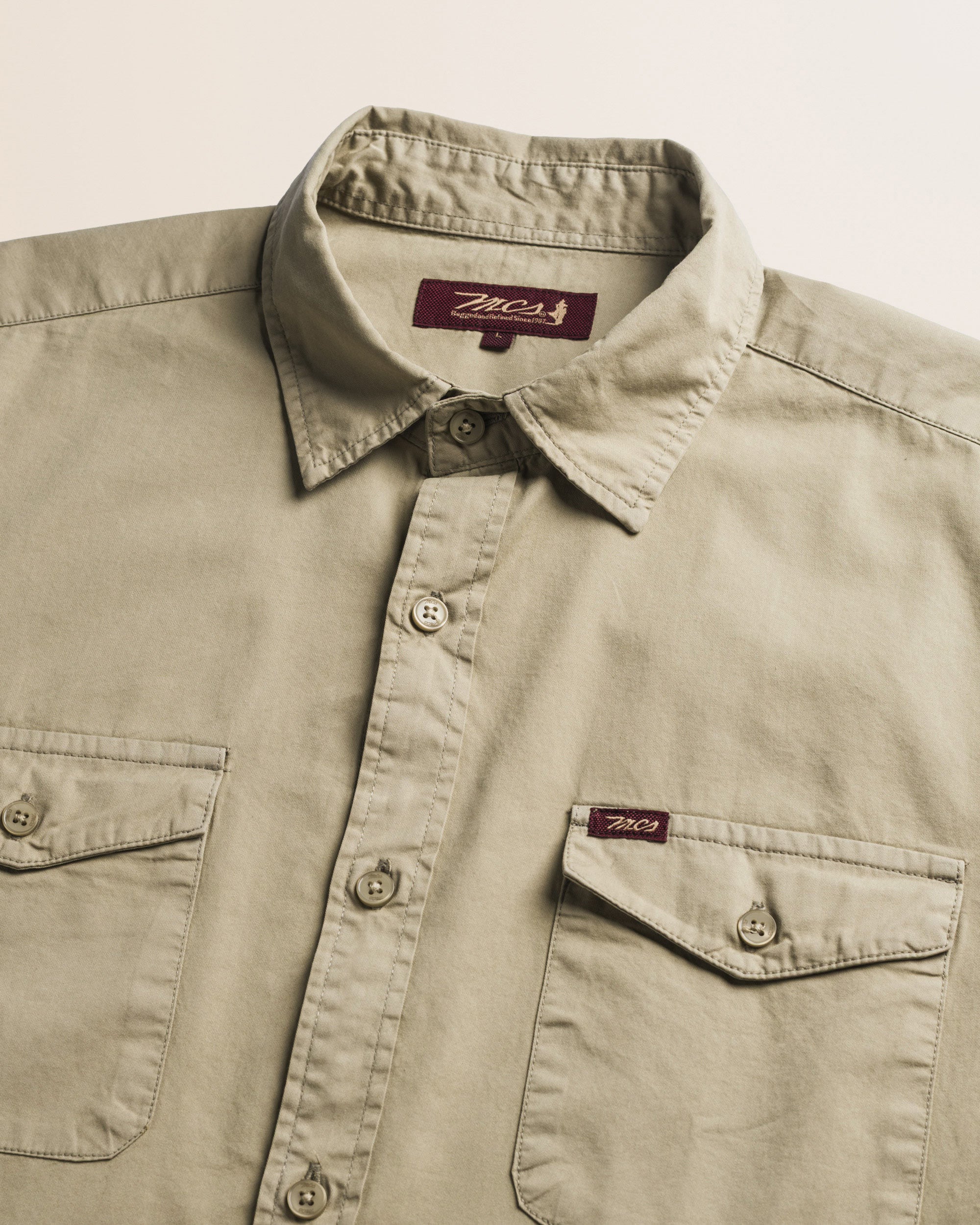 Camicia Workwear in Gabardina Tinta in Capo dettaglio colletto - Elmwood Brown