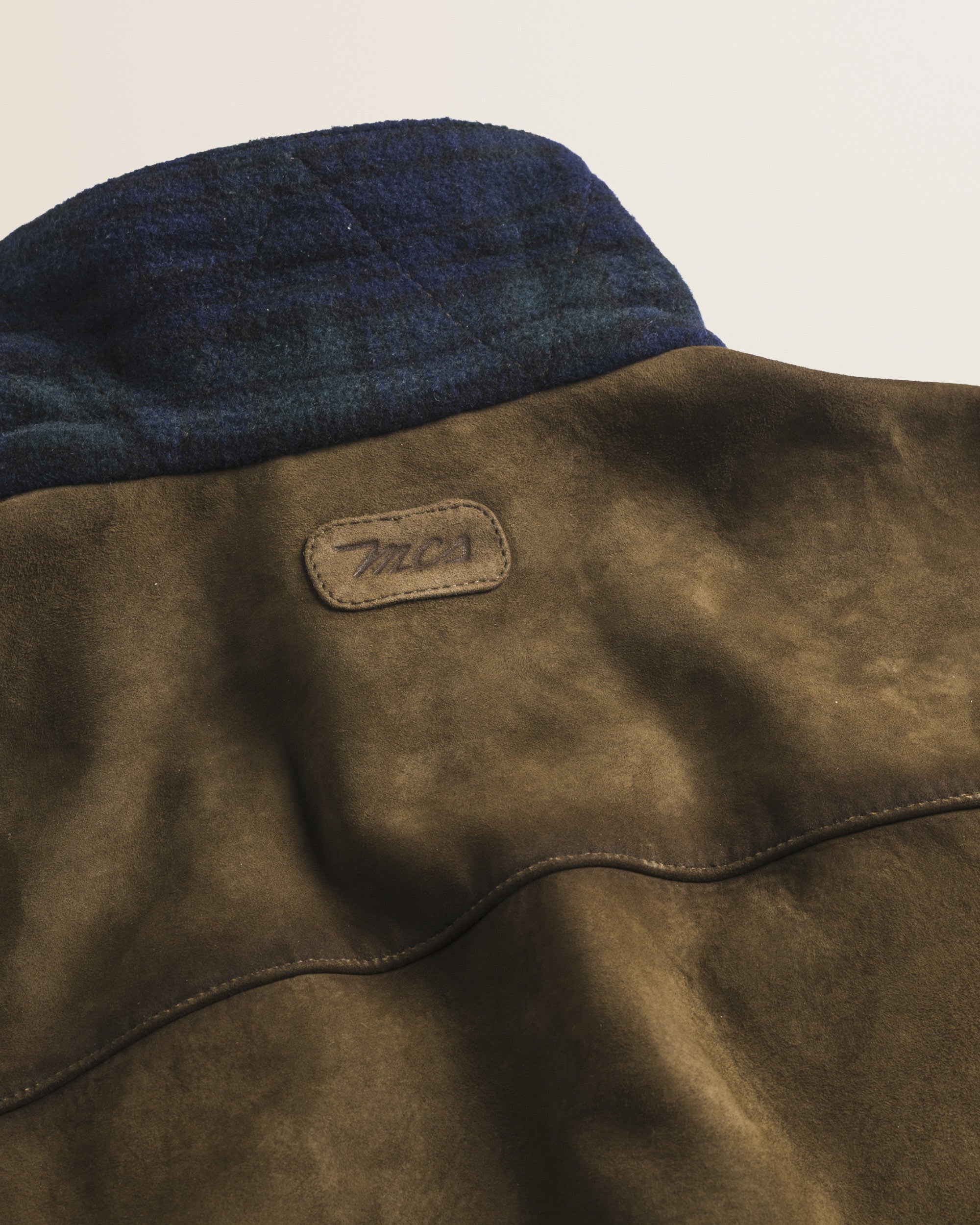 Giacca Harrington in Pelle Scamosciata Cerata dettaglio logo - Cognac