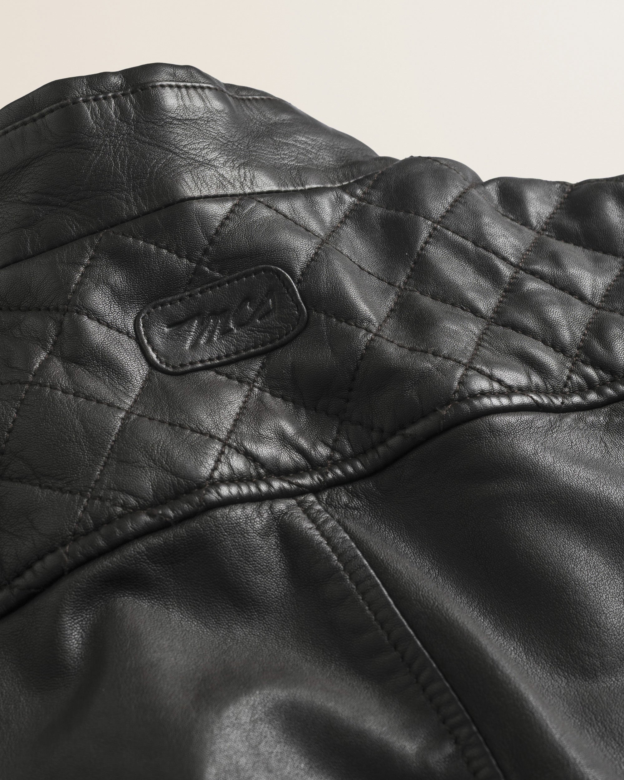 Giacca Biker in Pelle d'Agnello Cerata a Mano dettaglio logo - Chocolate
