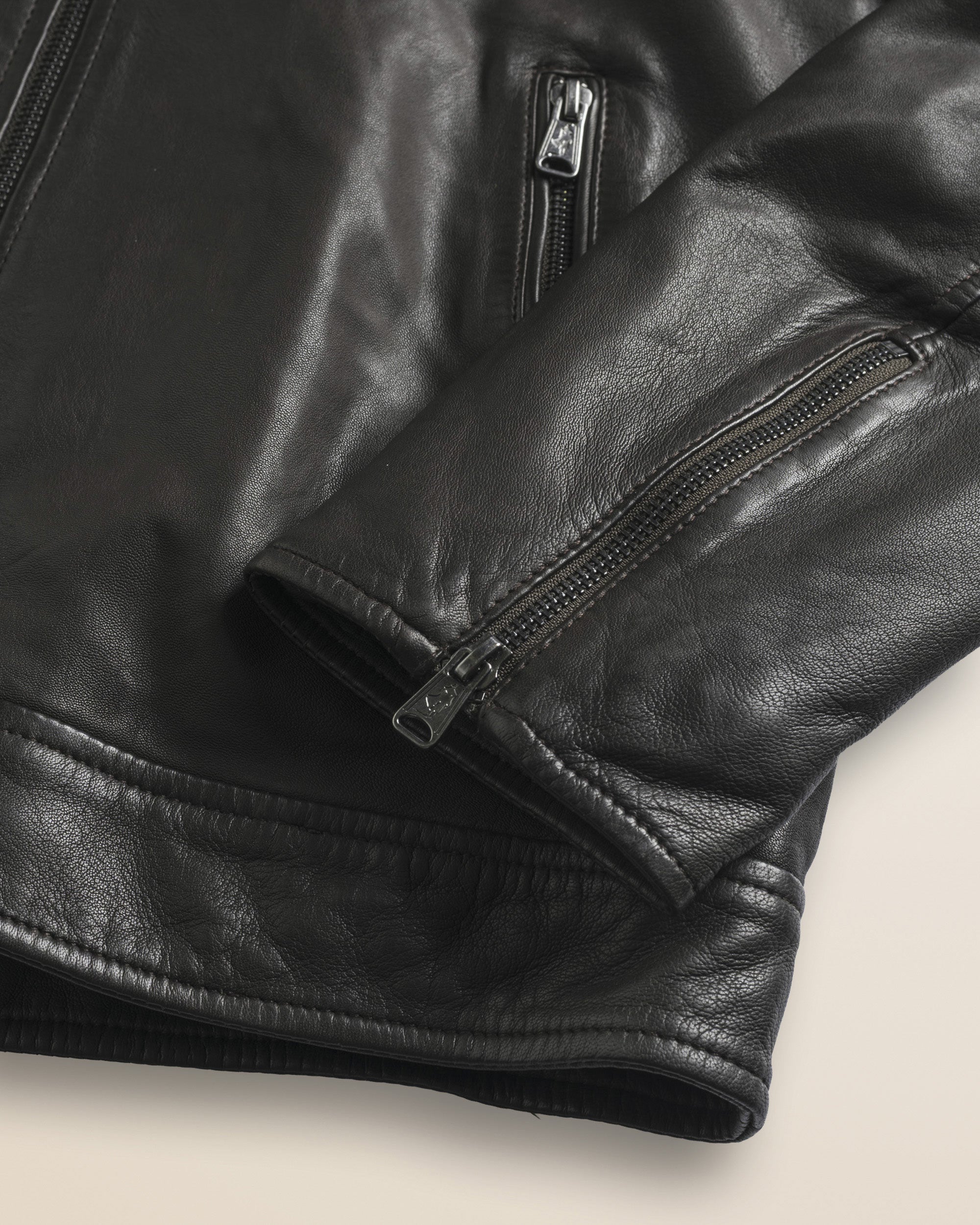 Giacca Biker in Pelle d'Agnello Cerata a Mano dettaglio manica - Chocolate