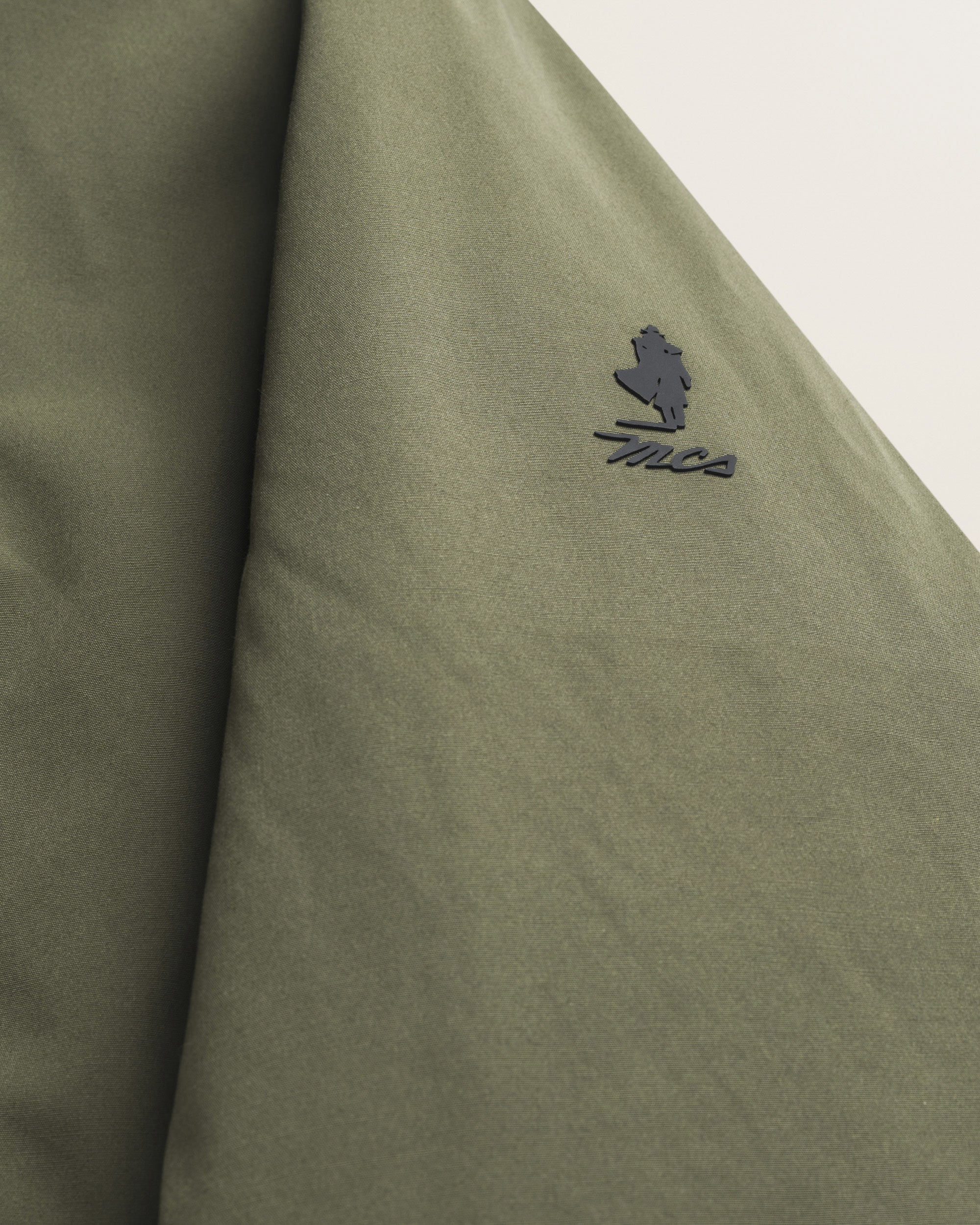 Giacca Harrington in Softshell Imbottita dettaglio logo - Olive Night