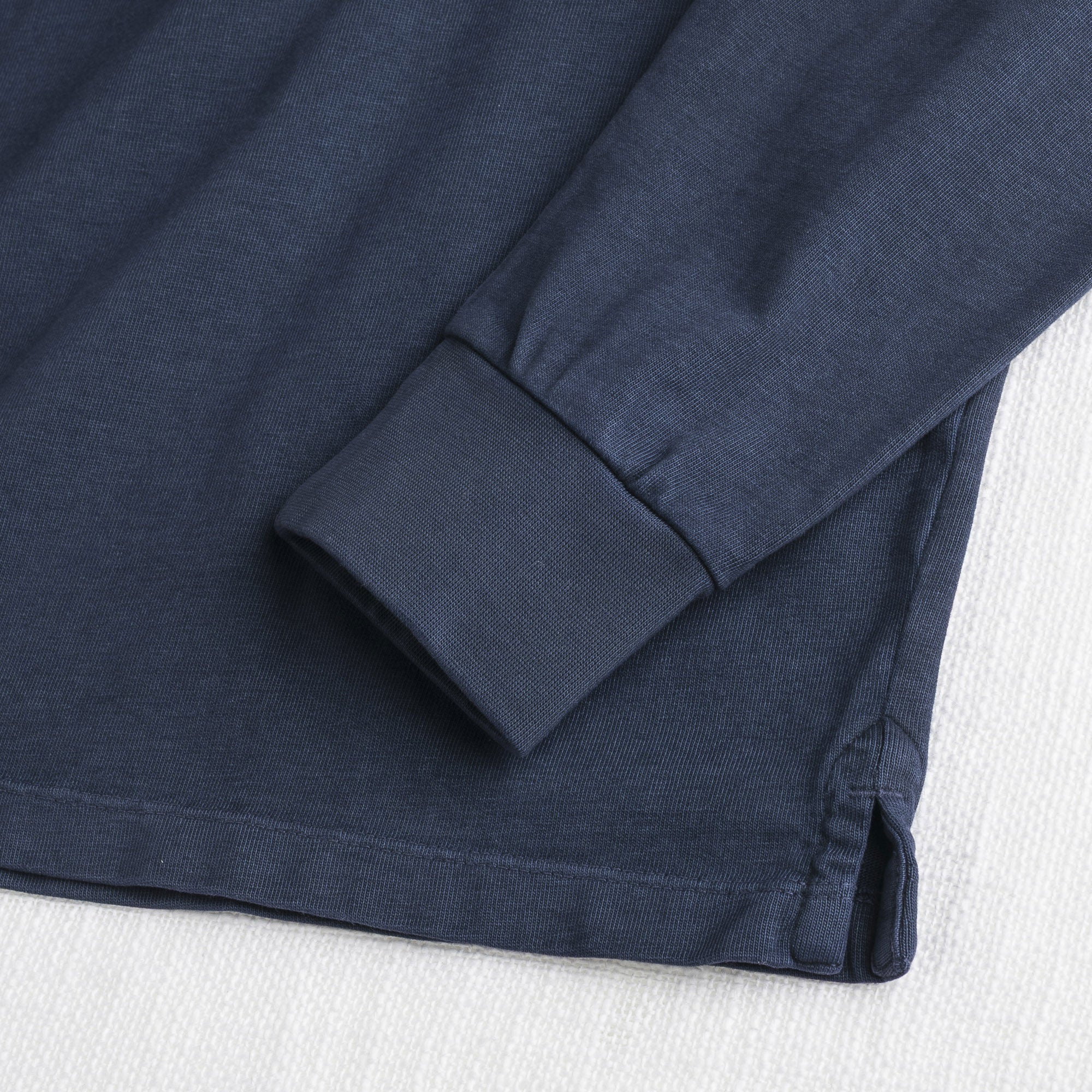 T-shirt serafino in cotone leggermente lavorato con bottoni in legno T-shirt serafino in cotone leggermente lavorato con bottoni in legno