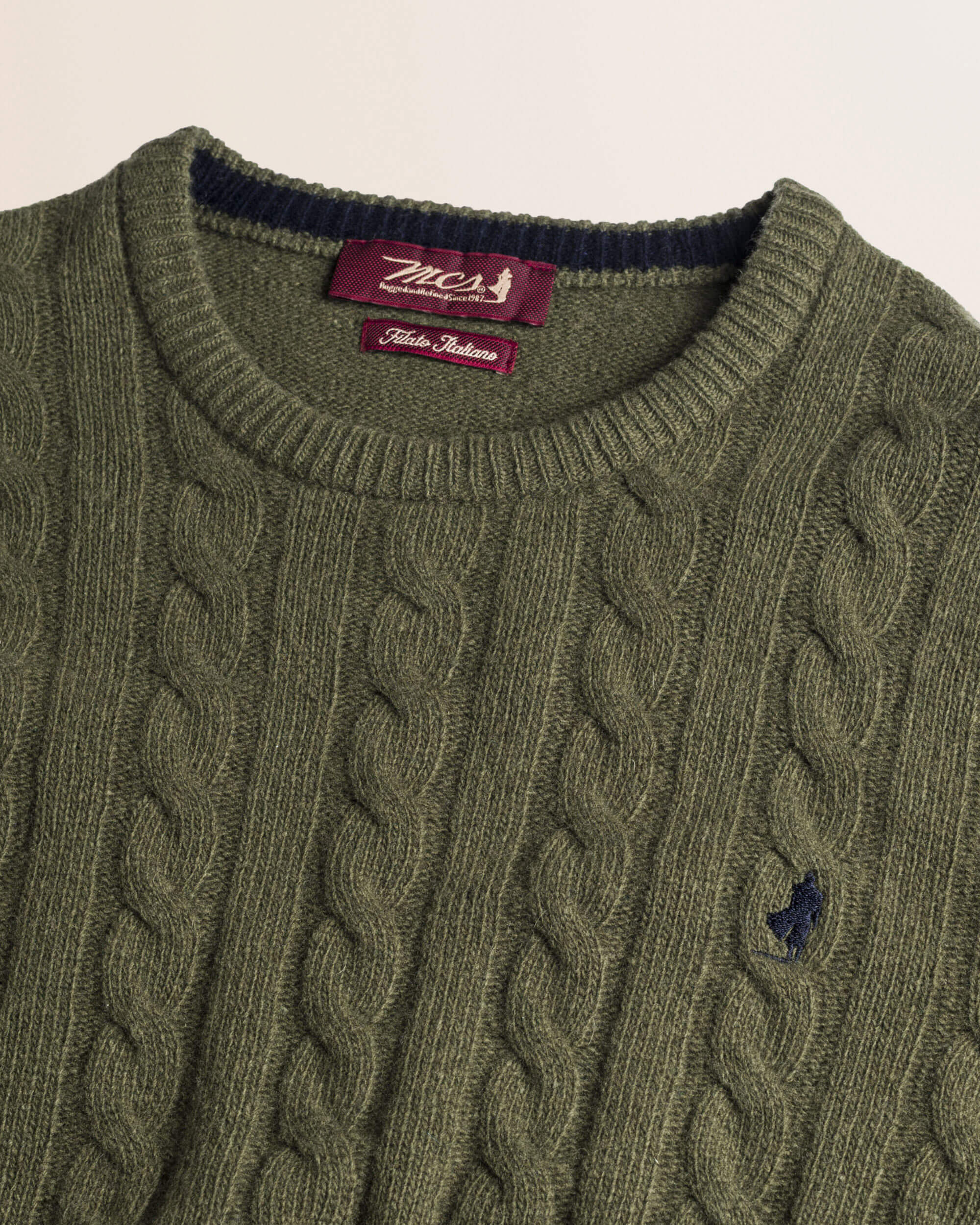 Maglione Girocollo a Trecce in Lambswool  dettaglio - Olive Night