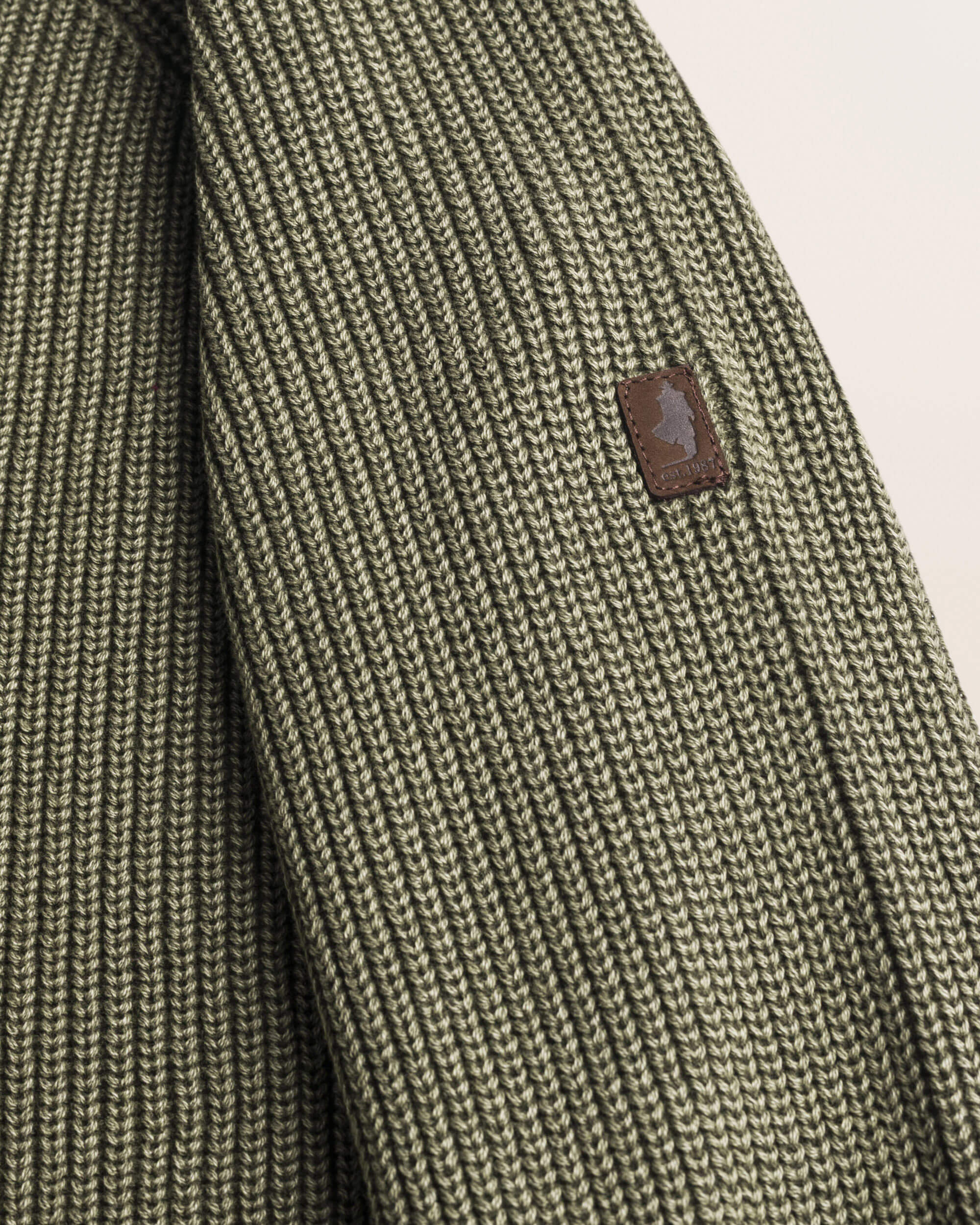 Maglione Raglan in Cotone Acid Wash dettaglio manica - Olive Night