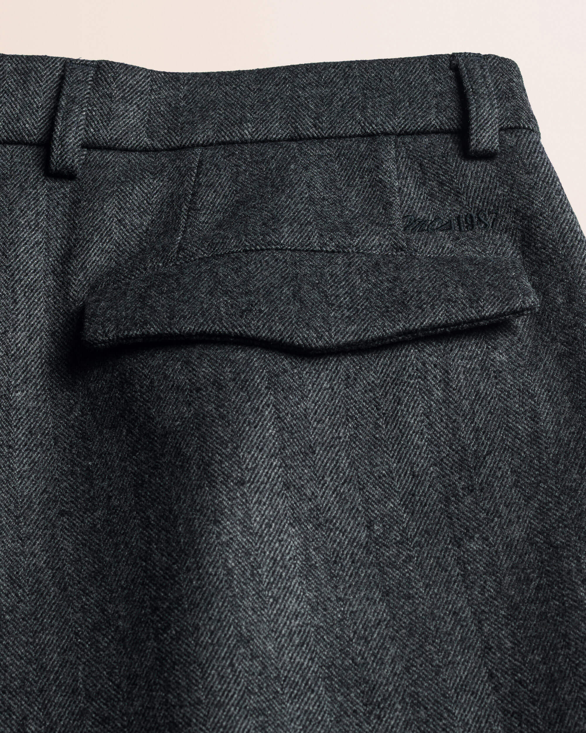 Pantalone Chino in Lana Herringbone dettaglio retro - Herringbone Grey Melange