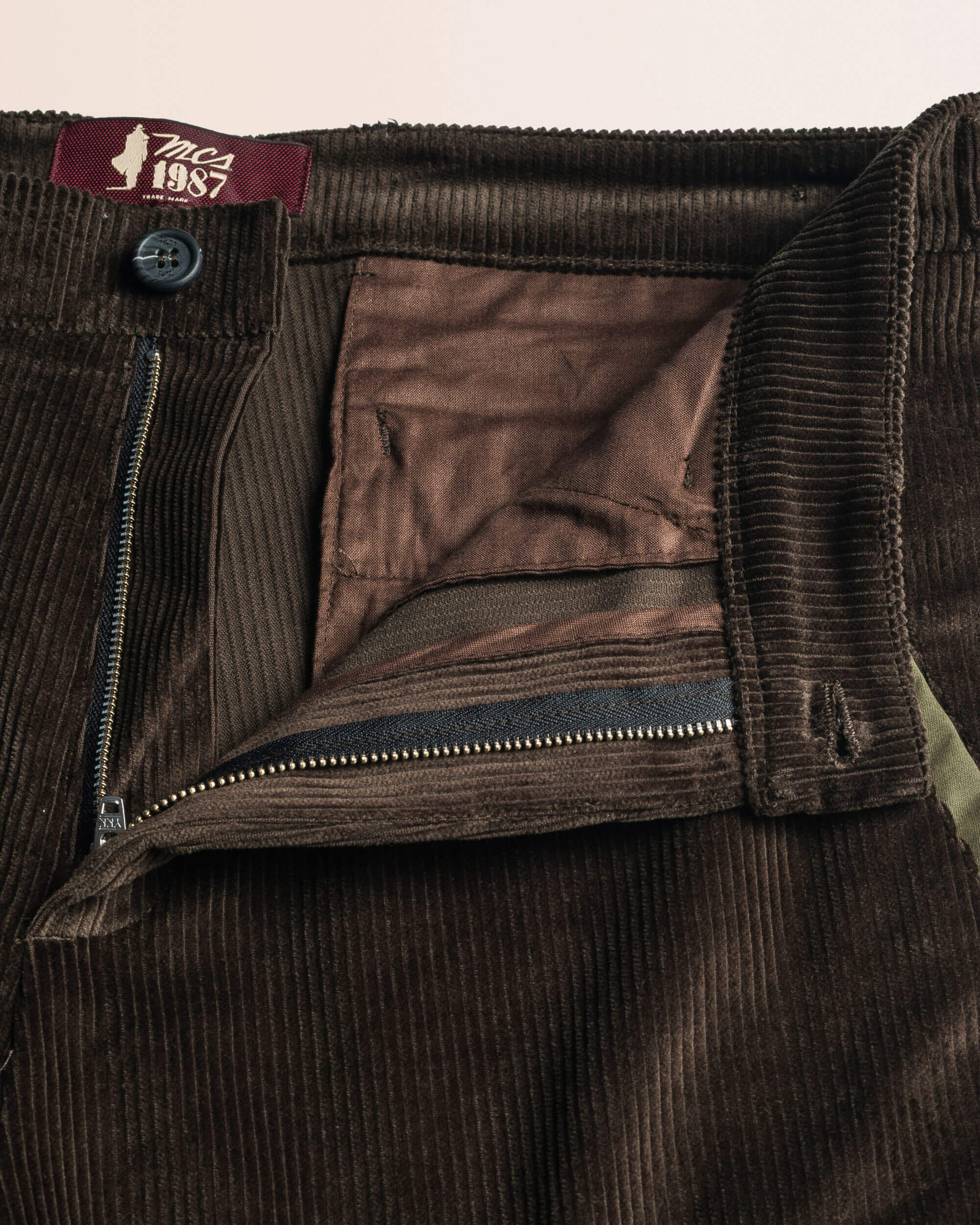 Pantaloni Chino in Velluto A Coste dettaglio apertura - Chocolate