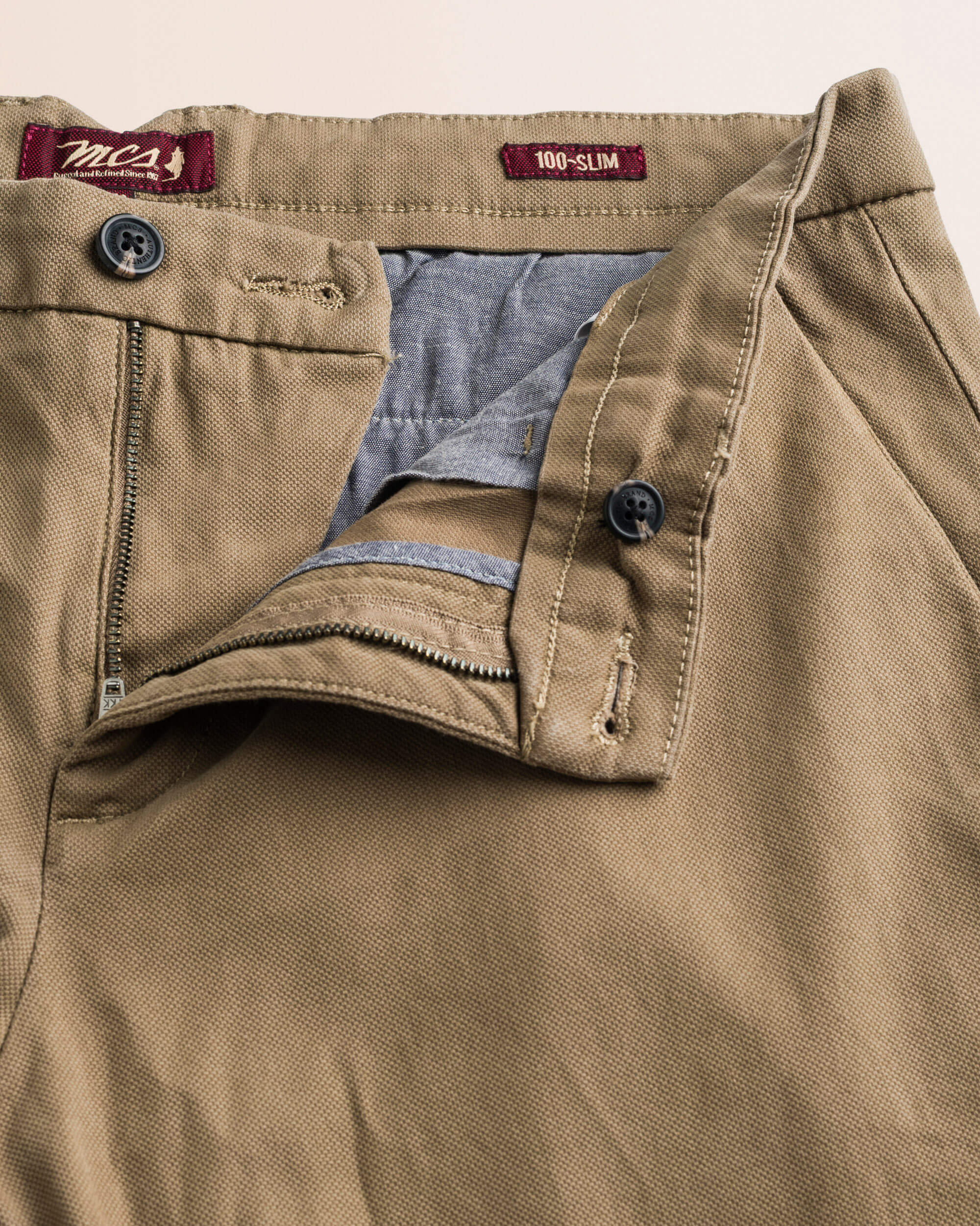 Pantalone Chino in Cotone Dobby Slim Fit dettaglio apertura - Elmwood Brown