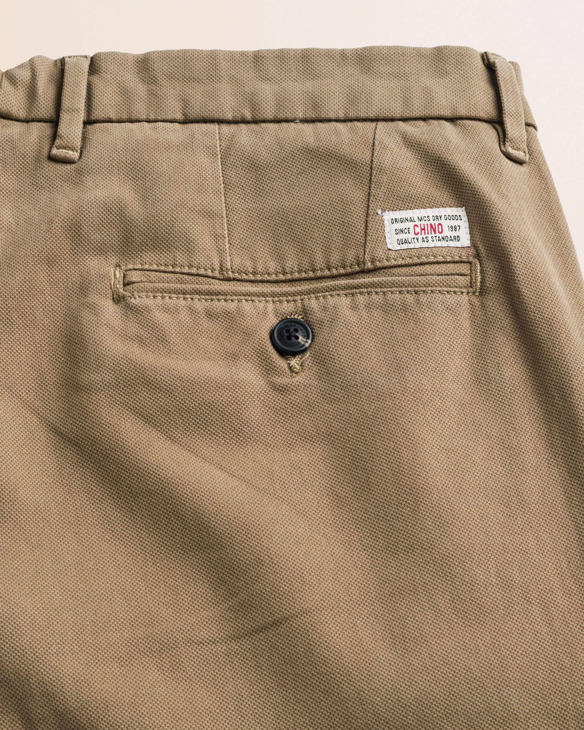Pantalone Chino in Cotone Dobby Slim Fit dettaglio retro - Elmwood Brown