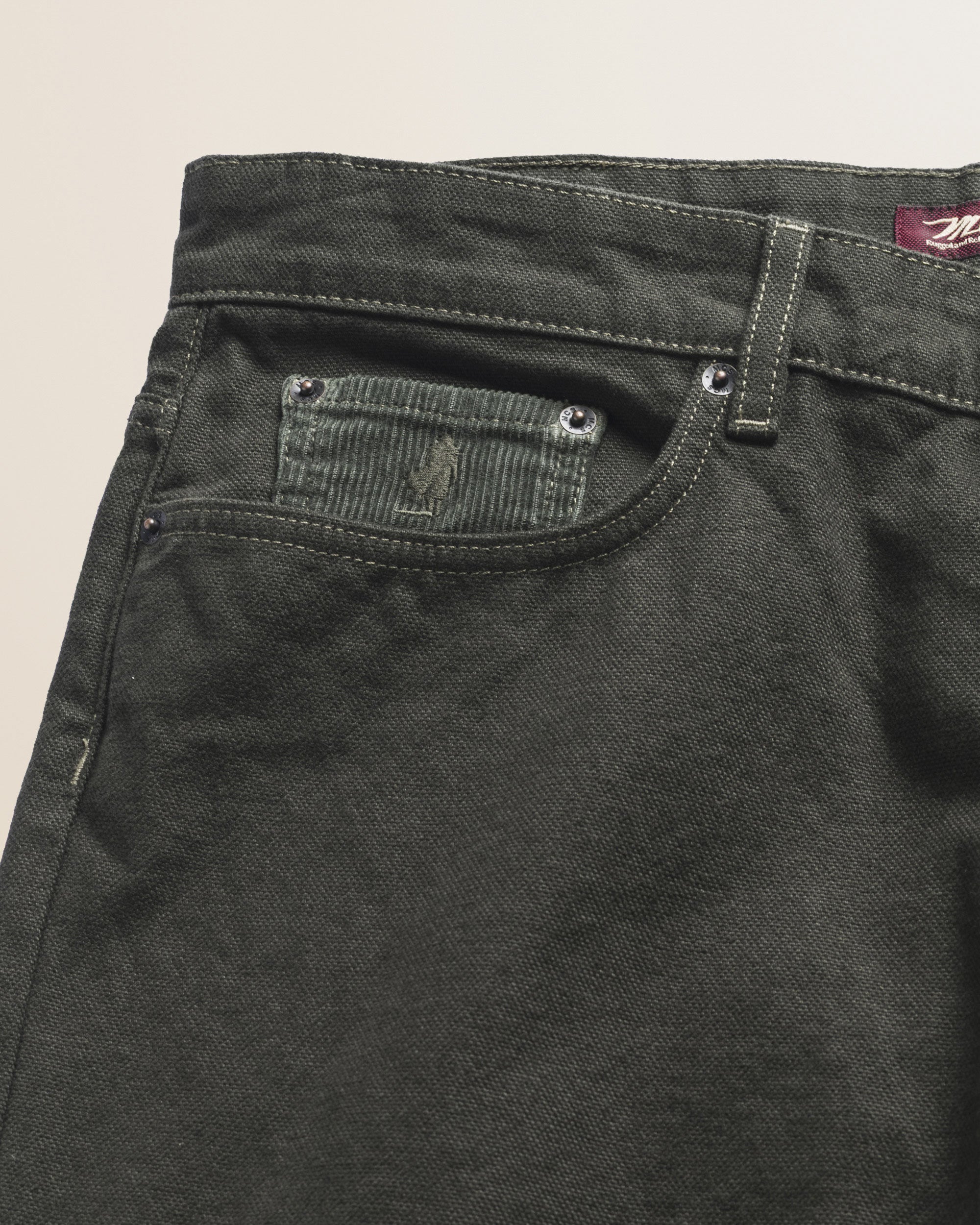Pantalone 5 Tasche in Canvas Delavè Regular Fit dettaglio tasca - Olive Night