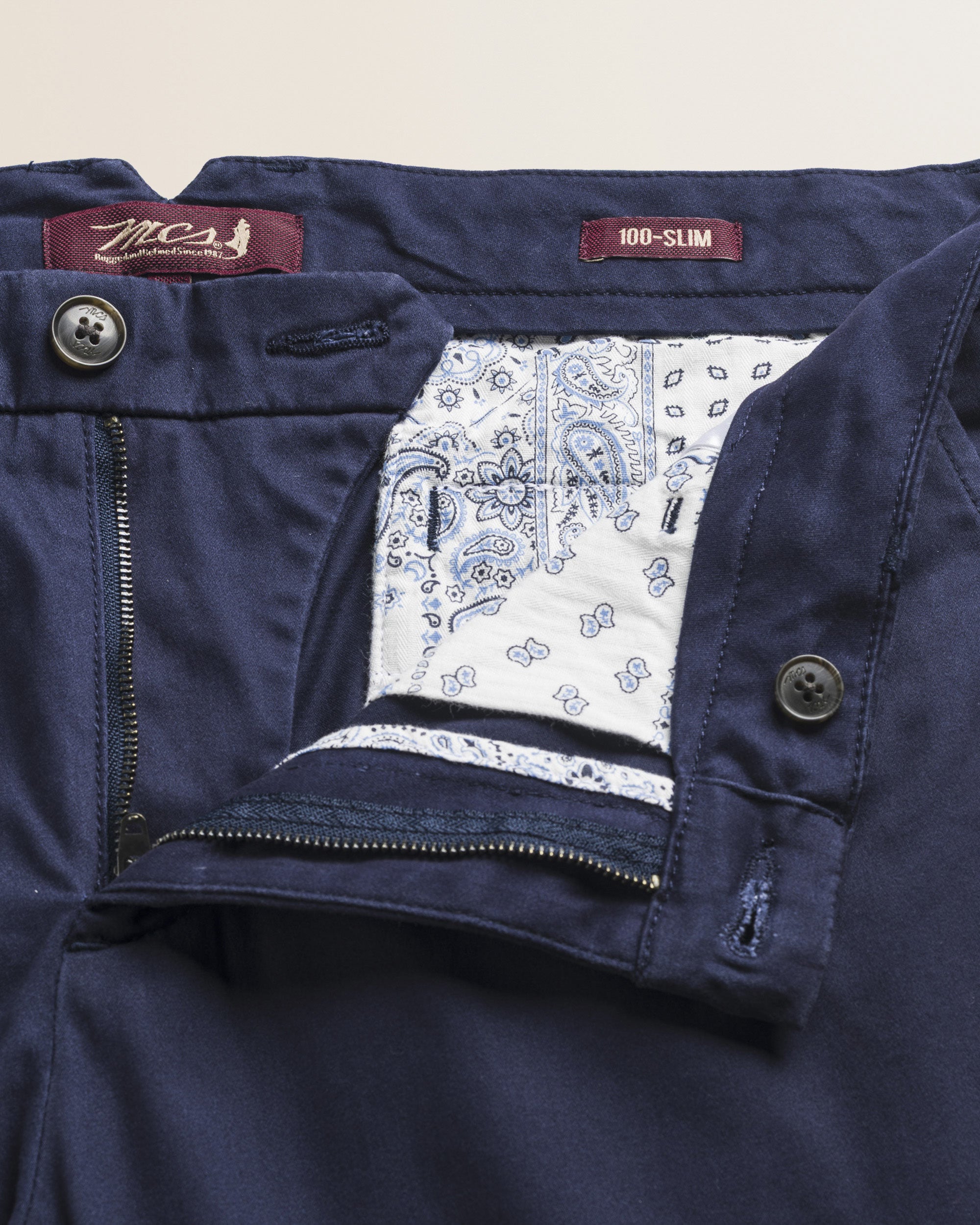 Pantalone Chino in Raso di Cotone Slim Fit dettaglio apertura - Navy Blue