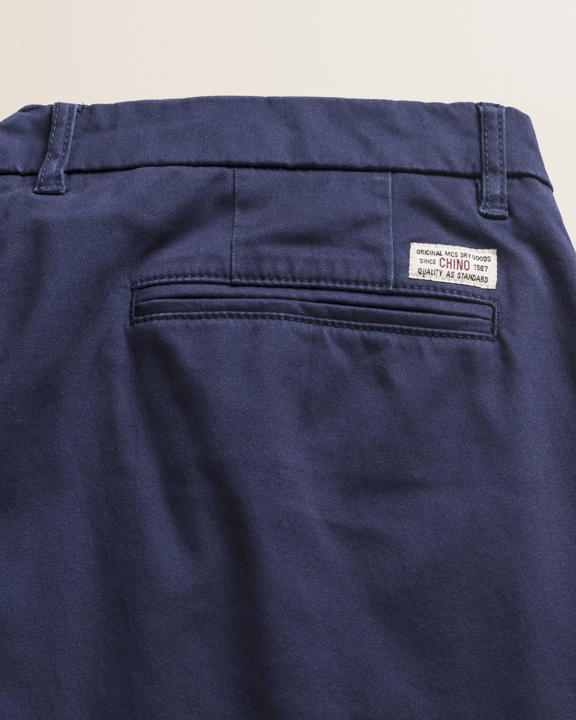 Pantalone Chino in Raso di Cotone Slim Fit dettaglio retro - Navy Blue