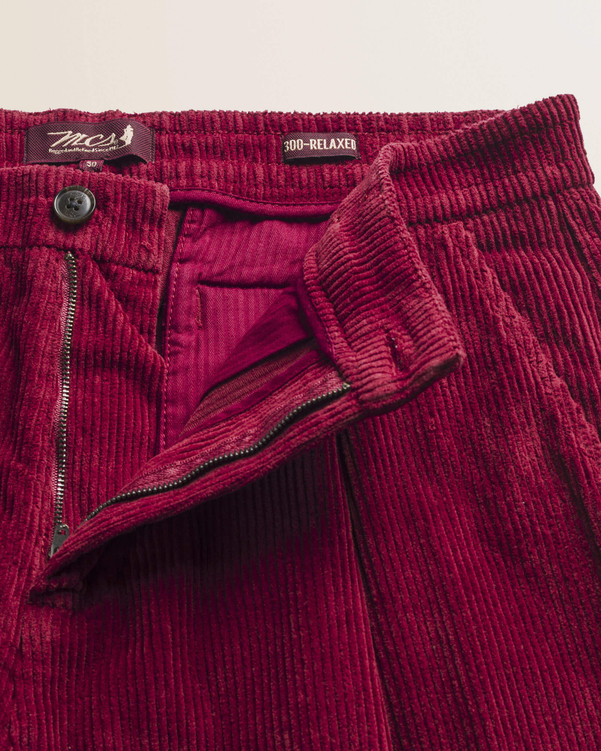 Pantalone Chino in Velluto a Coste Larghe Relaxed Fit dettaglio apertura - Merlot