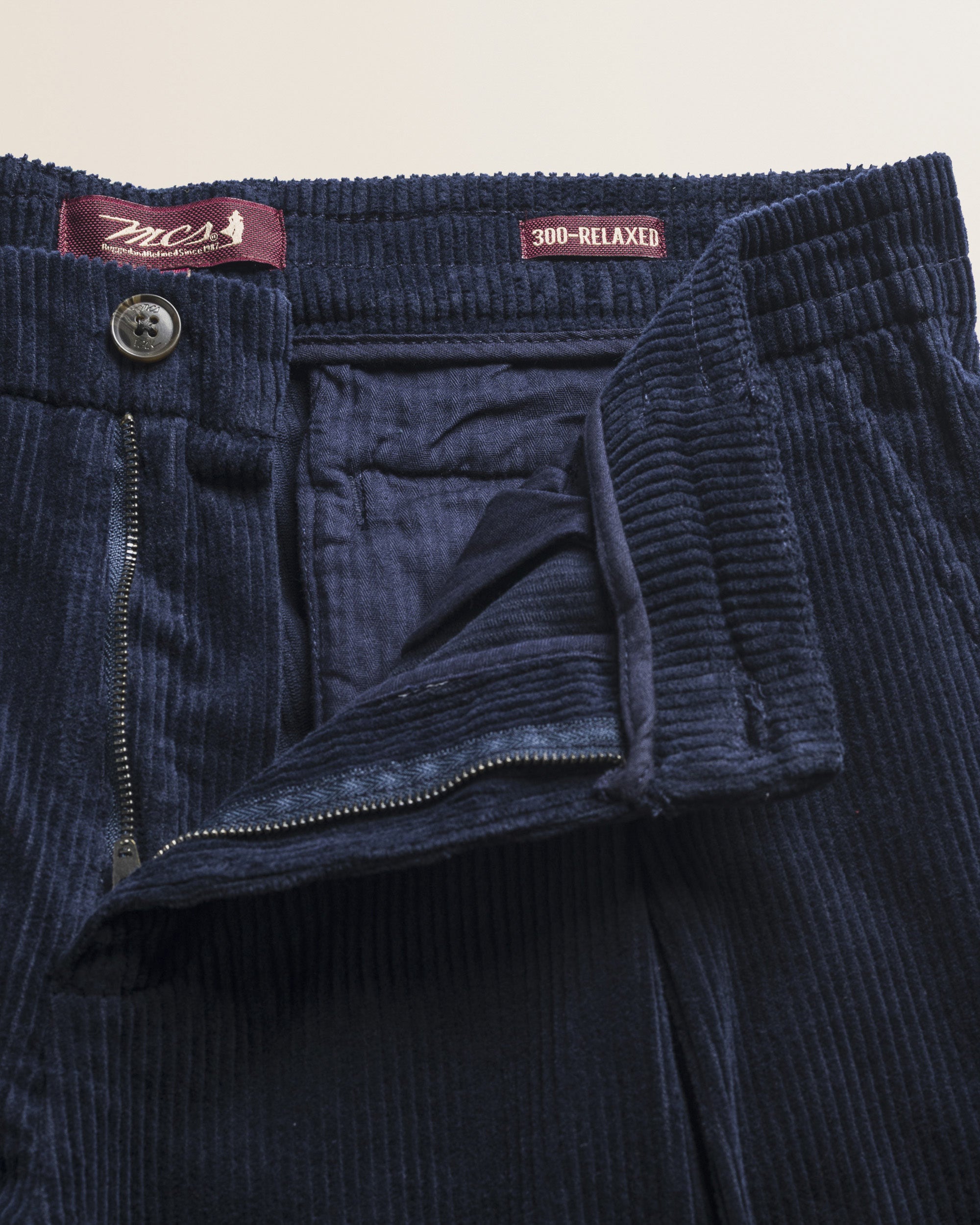 Pantalone Chino in Velluto a Coste Larghe Relaxed Fit dettaglio apertura - Navy Blue
