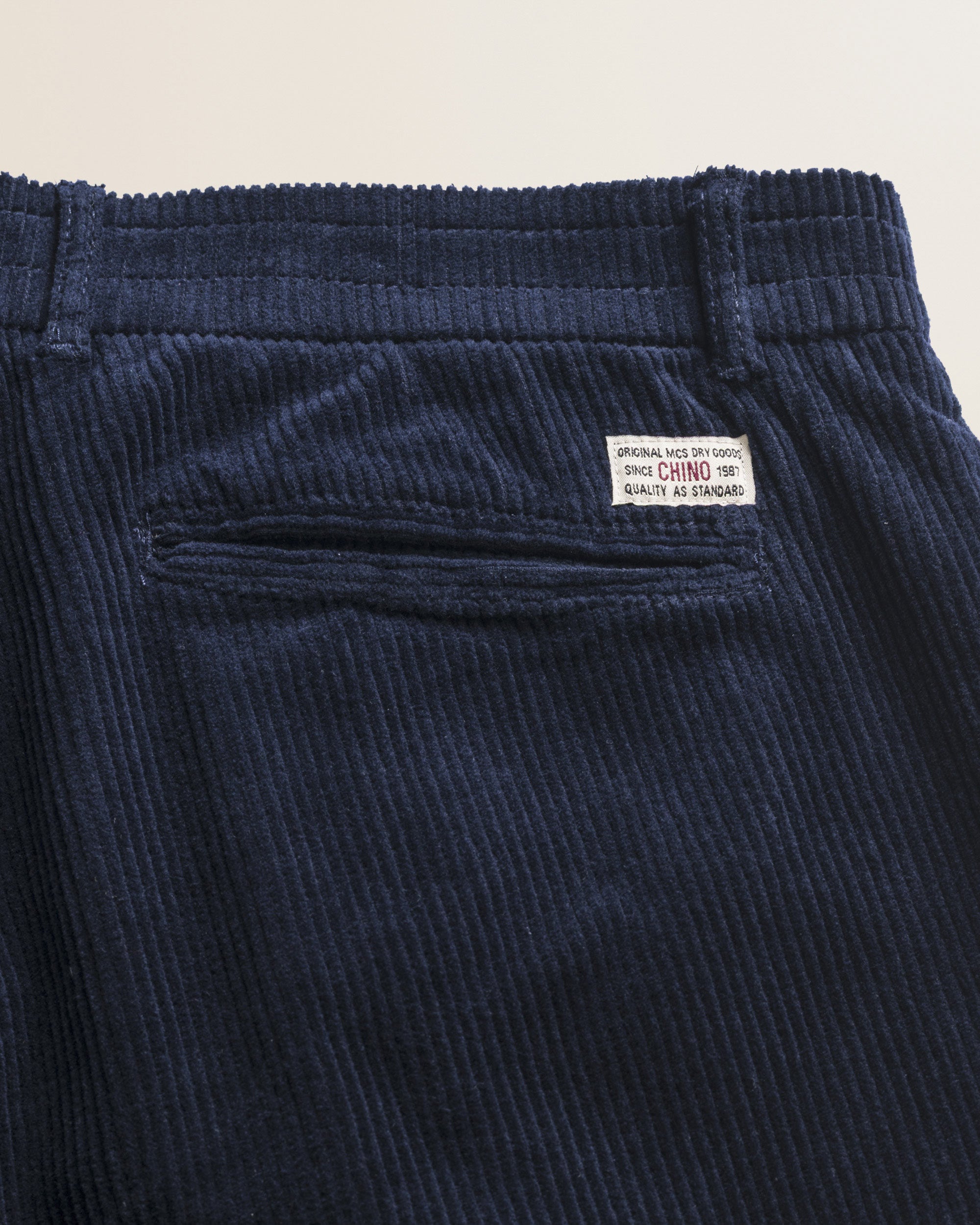 Pantalone Chino in Velluto a Coste Larghe Relaxed Fit dettaglio retro - Navy Blue