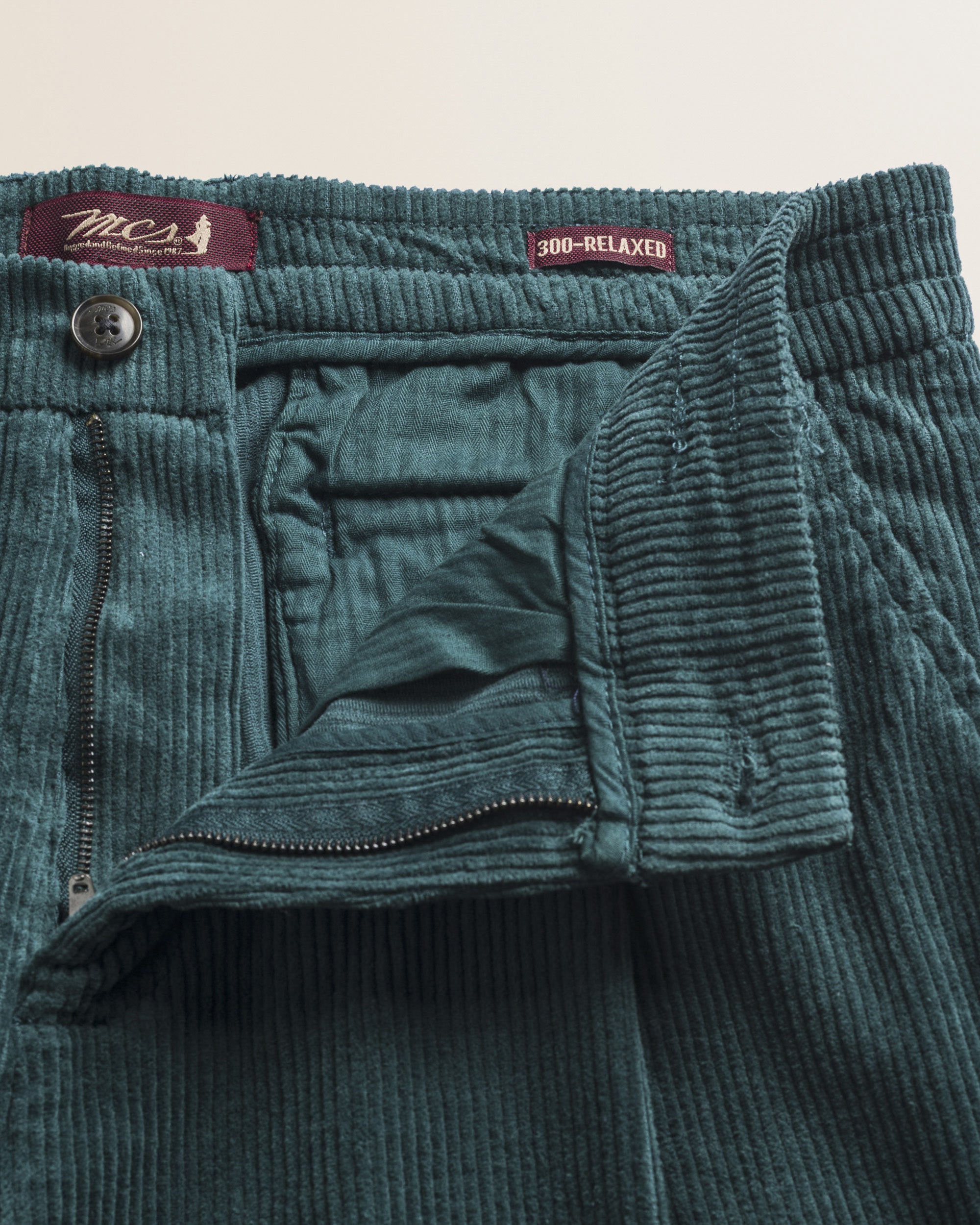 Pantalone Chino in Velluto a Coste Larghe Relaxed Fit dettaglio apertura - Atlantic Deep