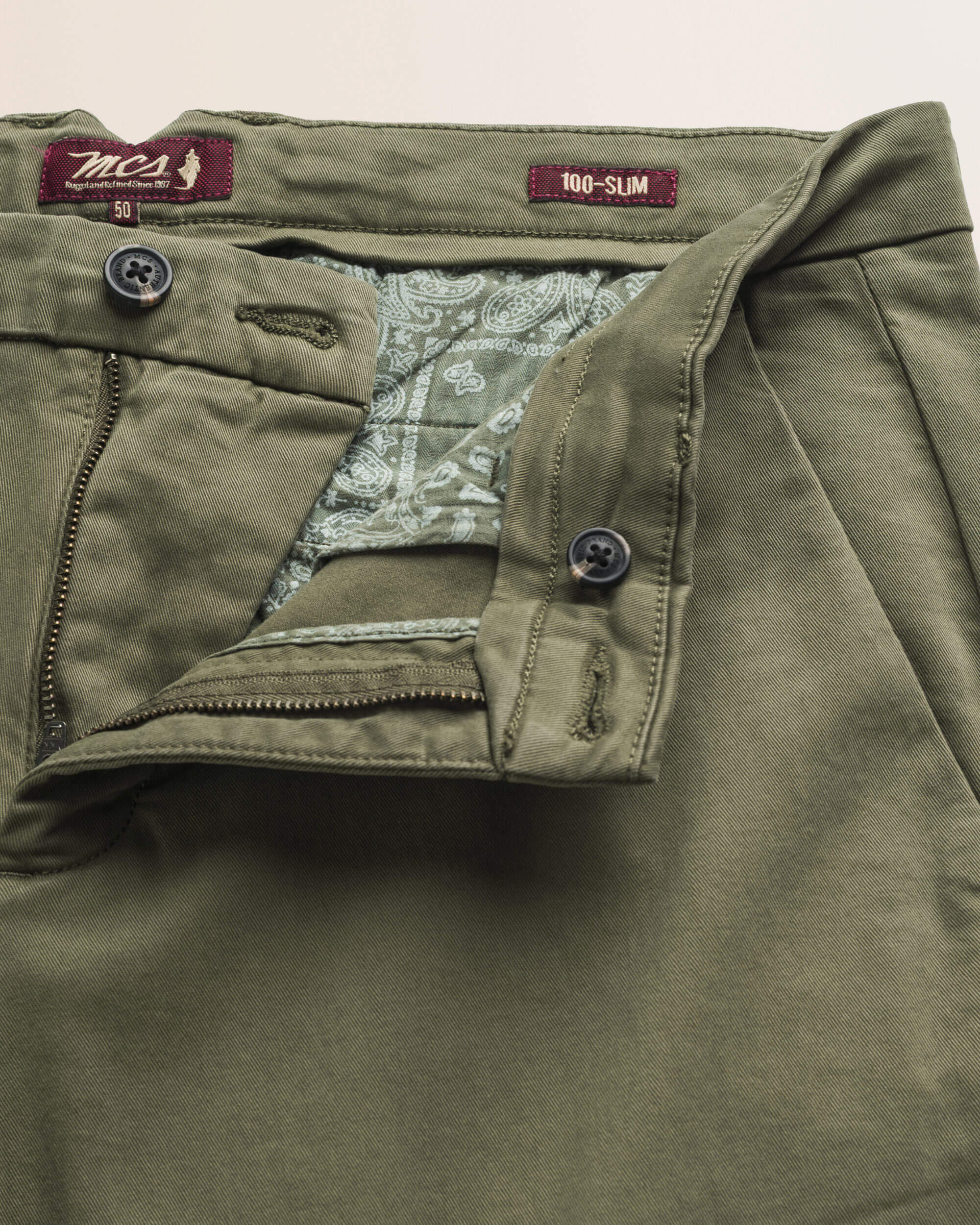 Pantalone Chino in Gabardina Slim Fit dettaglio apertura - Olive Night