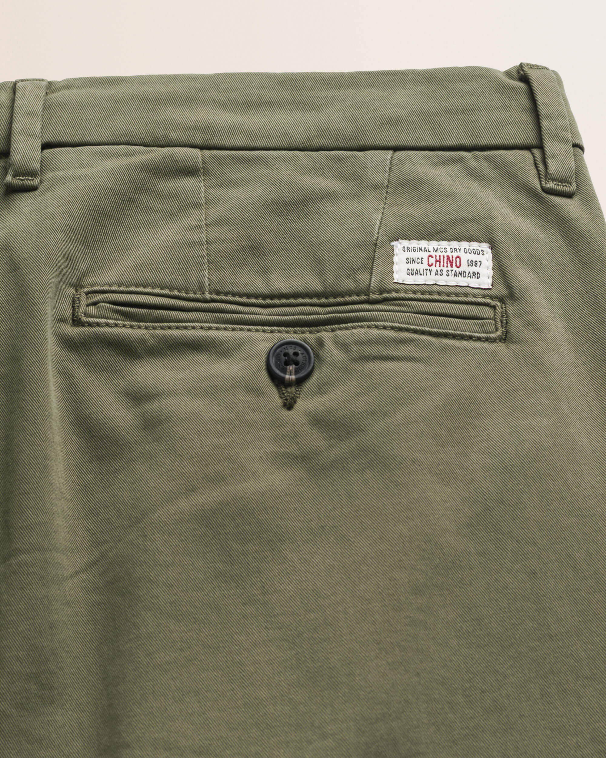 Pantalone Chino in Gabardina Slim Fit dettaglio retro - Olive Night
