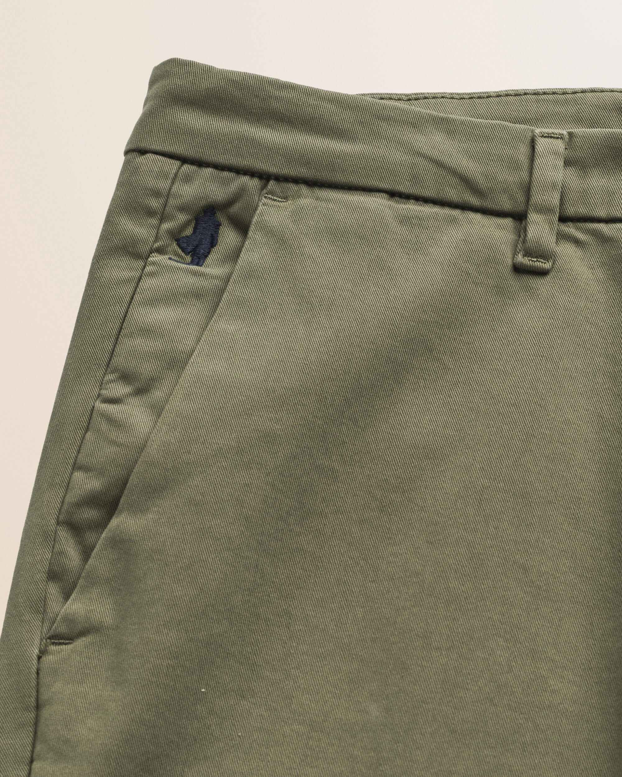 Pantalone Chino in Gabardina Slim Fit dettaglio tasca - Olive Night