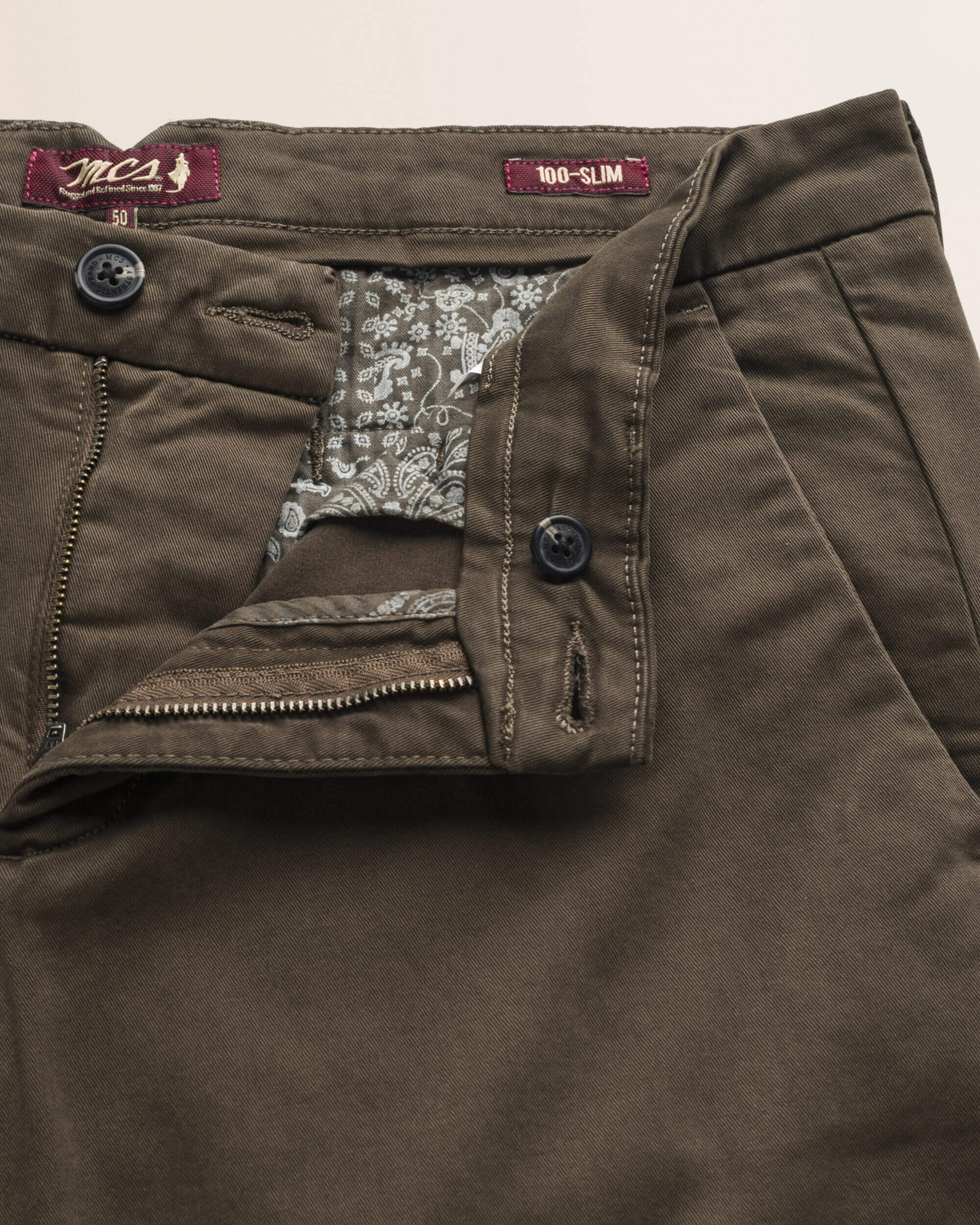 Pantalone Chino in Gabardina Slim Fit dettaglio apertura - Chocolate