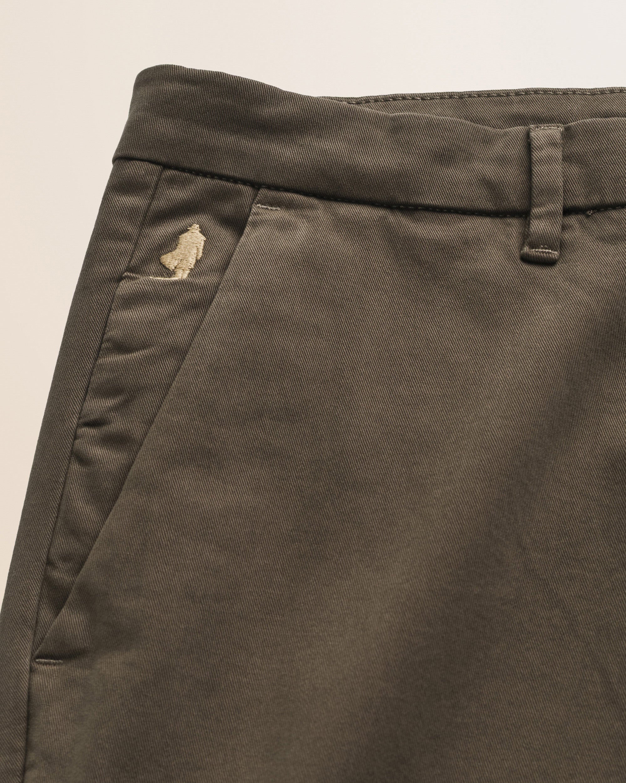 Pantalone Chino in Gabardina Slim Fit dettaglio tasca - Chocolate