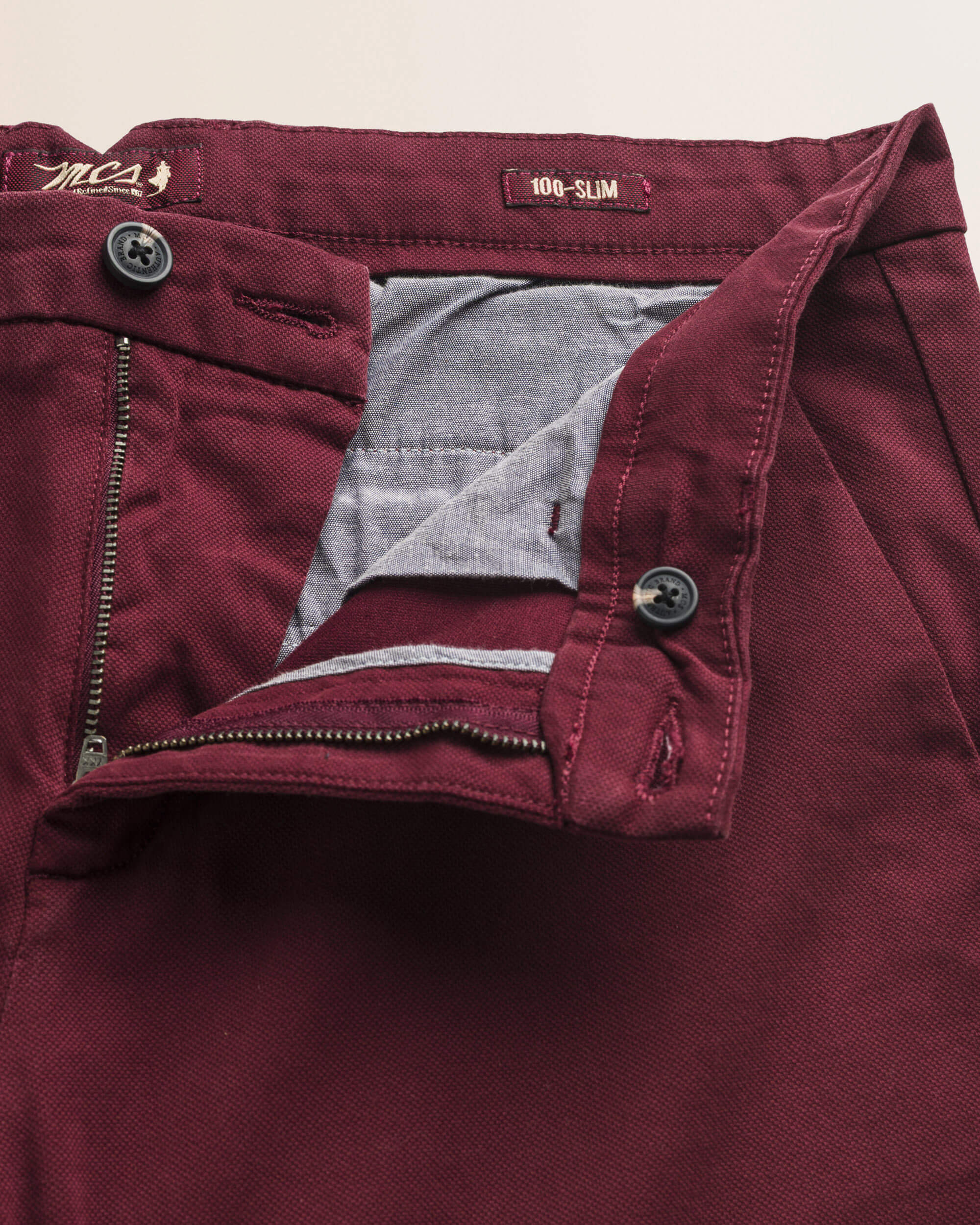 Pantalone Chino in Cotone Dobby Slim Fit dettaglio apertura - Merlot