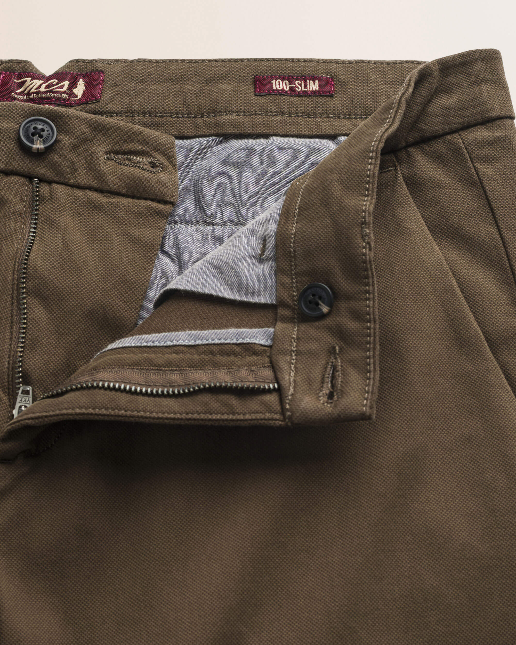 Pantalone Chino in Cotone Dobby Slim Fit dettaglio apertura - Chocolate