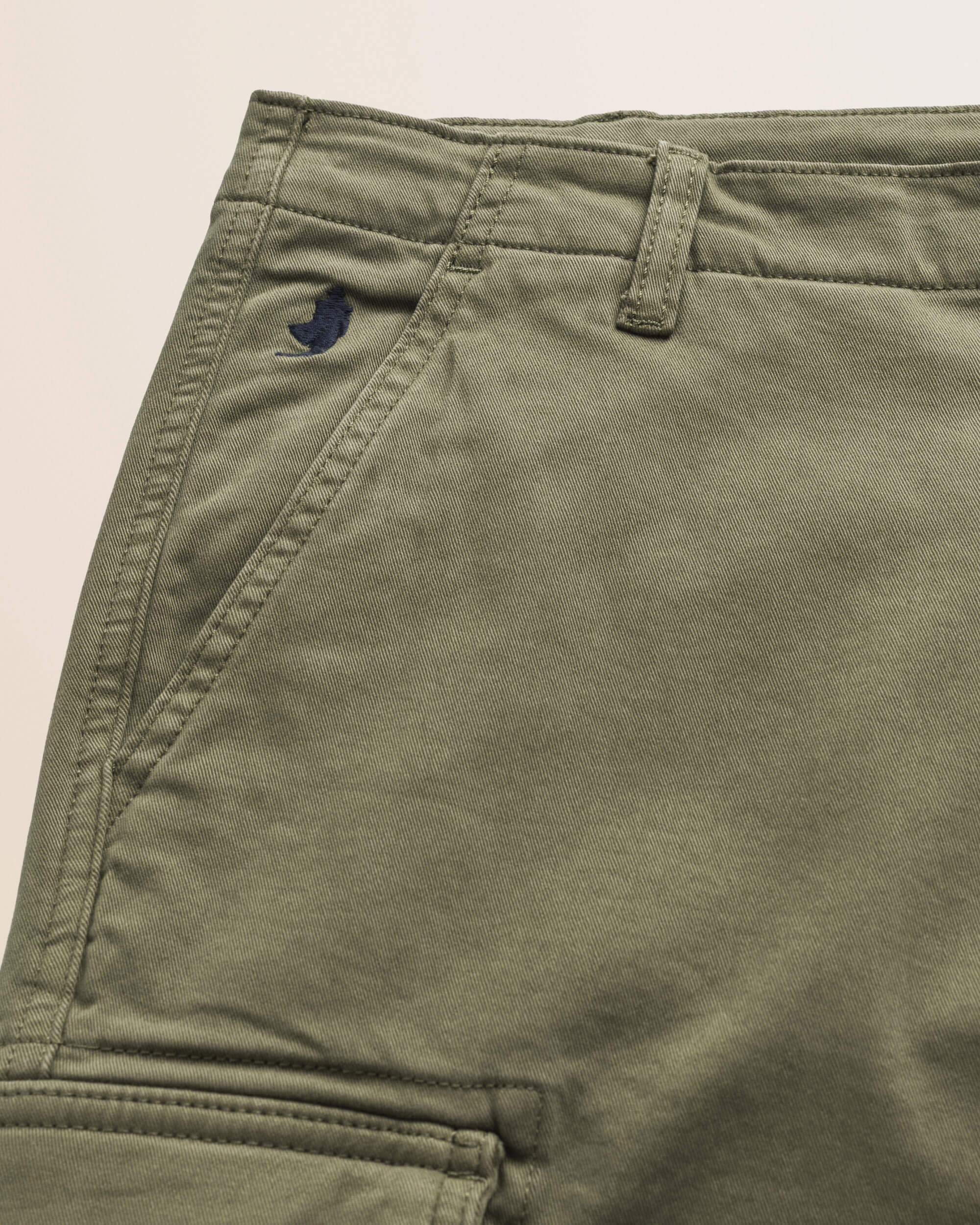 Pantalone Cargo in Gabardina Regular Fit dettaglio tasca - Olive Night