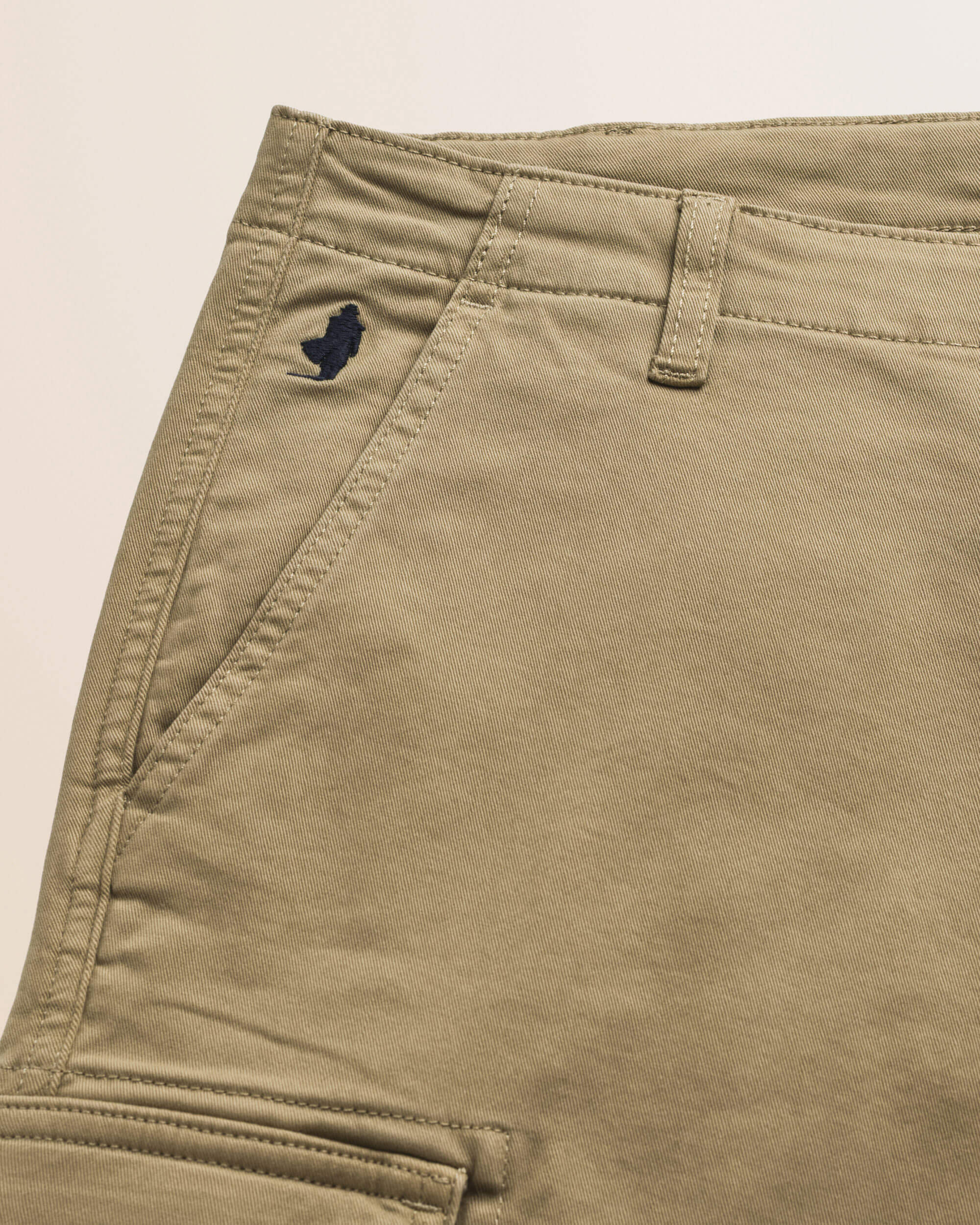 Pantalone Cargo in Gabardina Regular Fit dettaglio tasca - Elmwood Brown