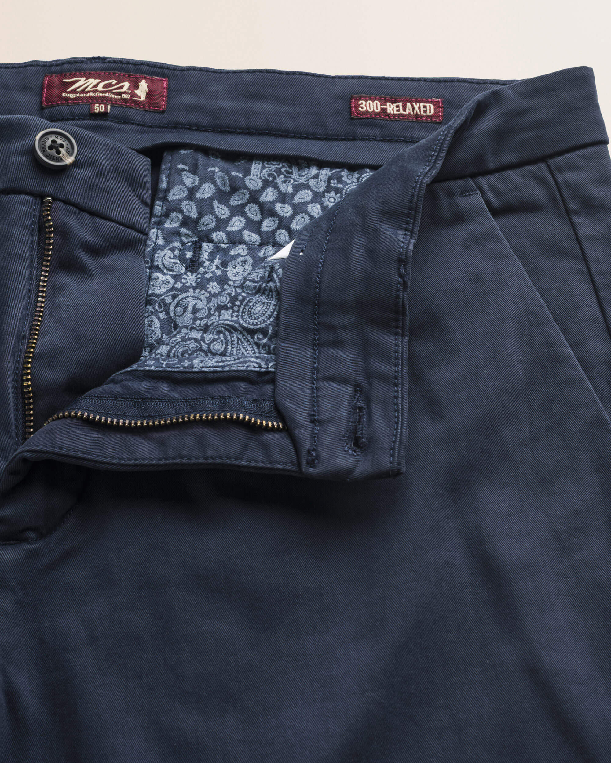 Pantalone Chino con Pence in Gabardina Relaxed Fit dettaglio apertura - Navy Blue