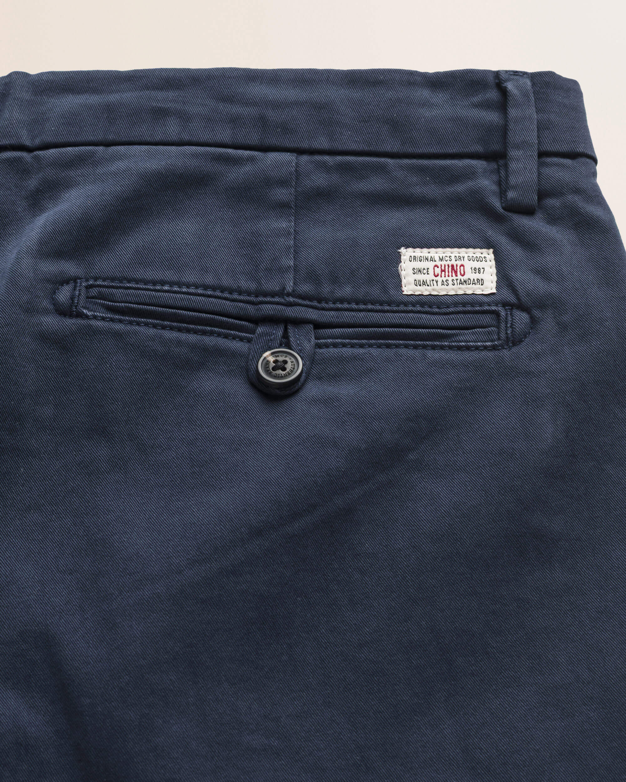 Pantalone Chino con Pence in Gabardina Relaxed Fit dettaglio retro - Navy Blue