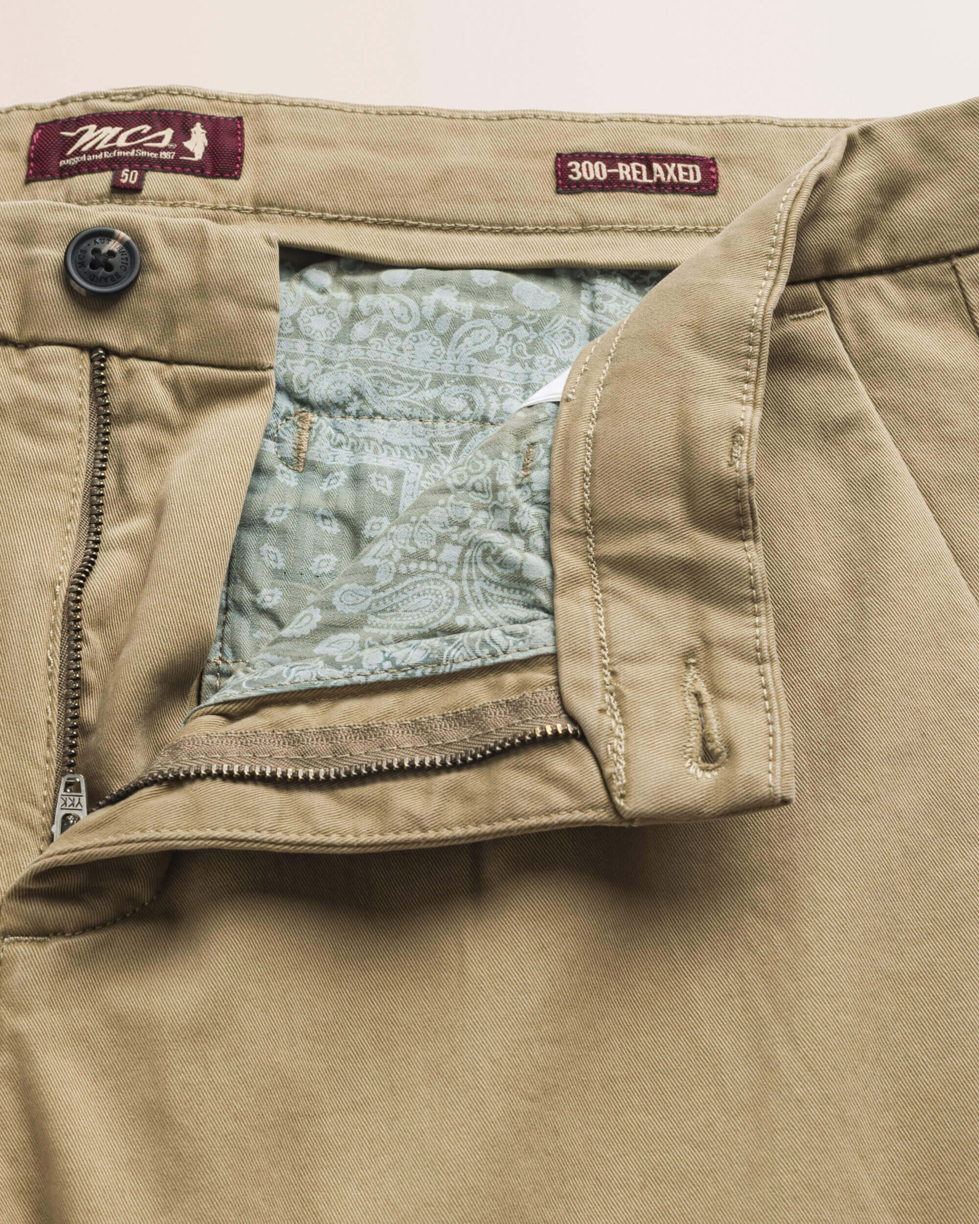 Pantalone Chino con Pence in Gabardina Relaxed Fit dettaglio apertura - Elmwood Brown