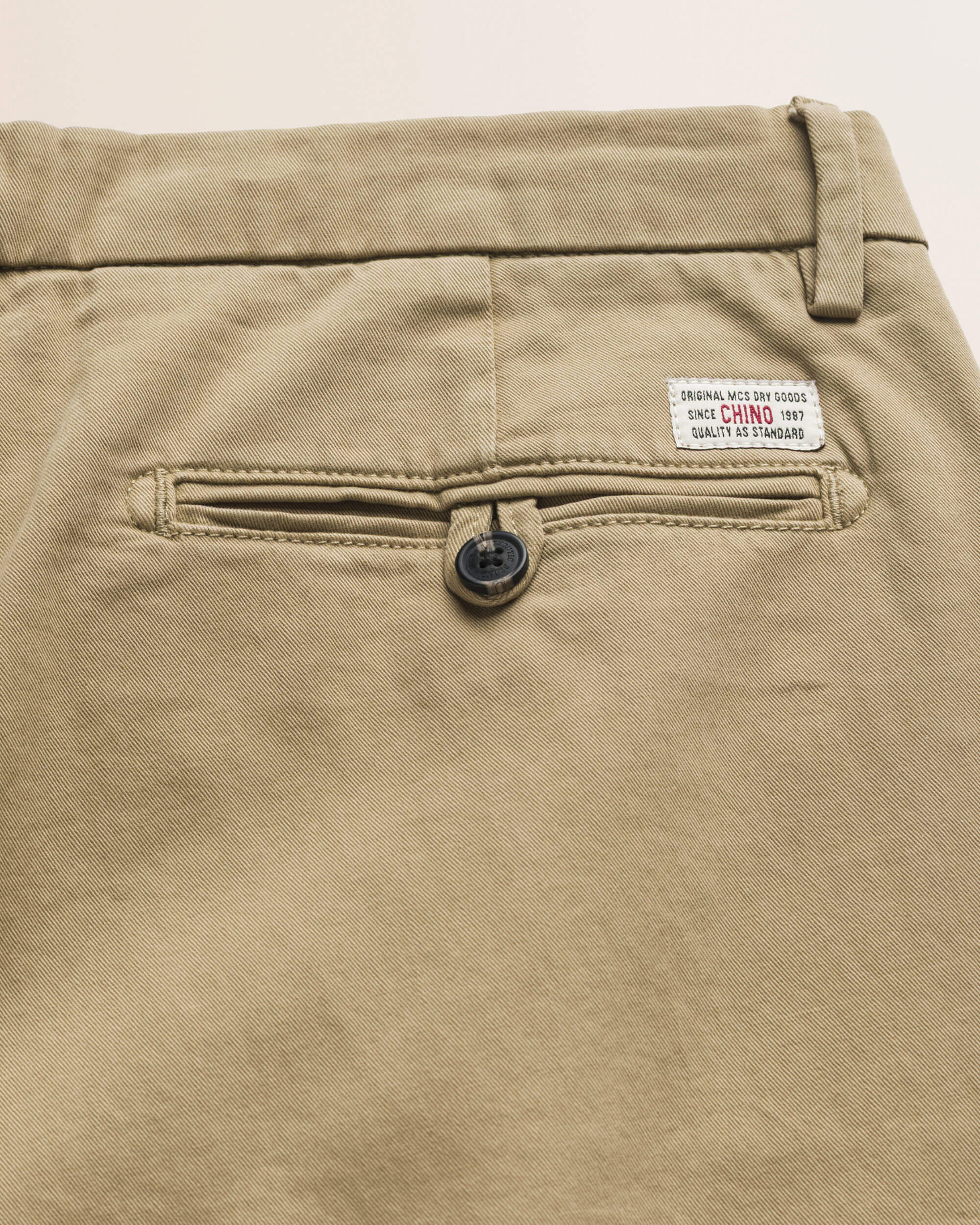Pantalone Chino con Pence in Gabardina Relaxed Fit dettaglio retro - Elmwood Brown