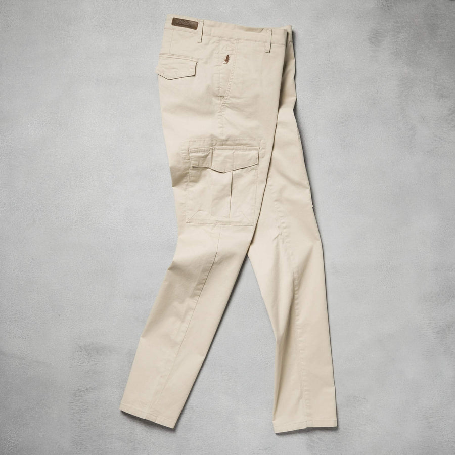 Pantaloni cargo con tasche laterali in gabardina stretch