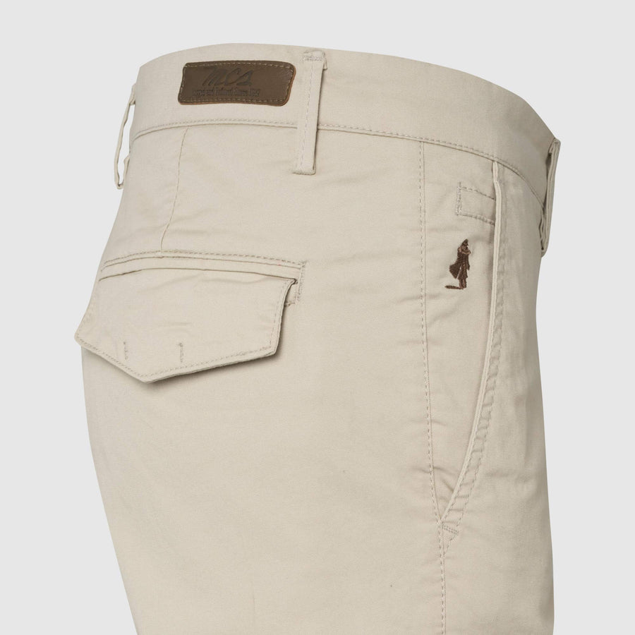 Pantaloni cargo con tasche laterali in gabardina stretch