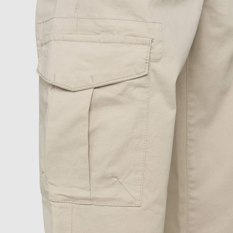 Pantaloni cargo con tasche laterali in gabardina stretch
