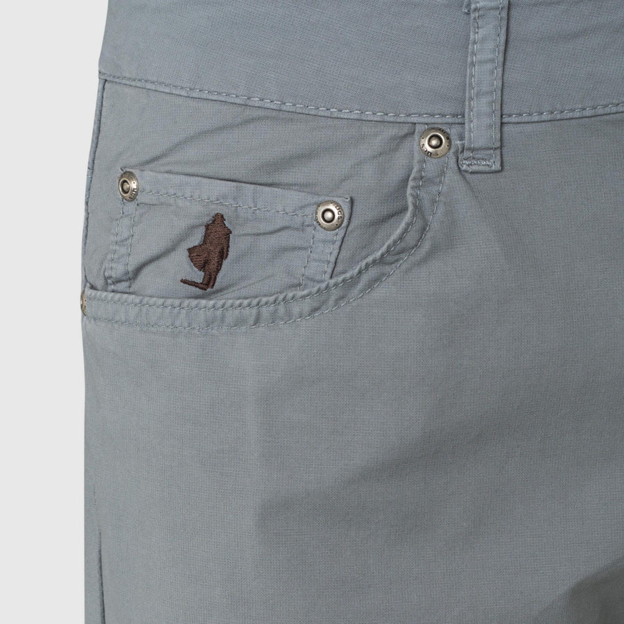 Pantaloni cinque tasche in gabardina stretch